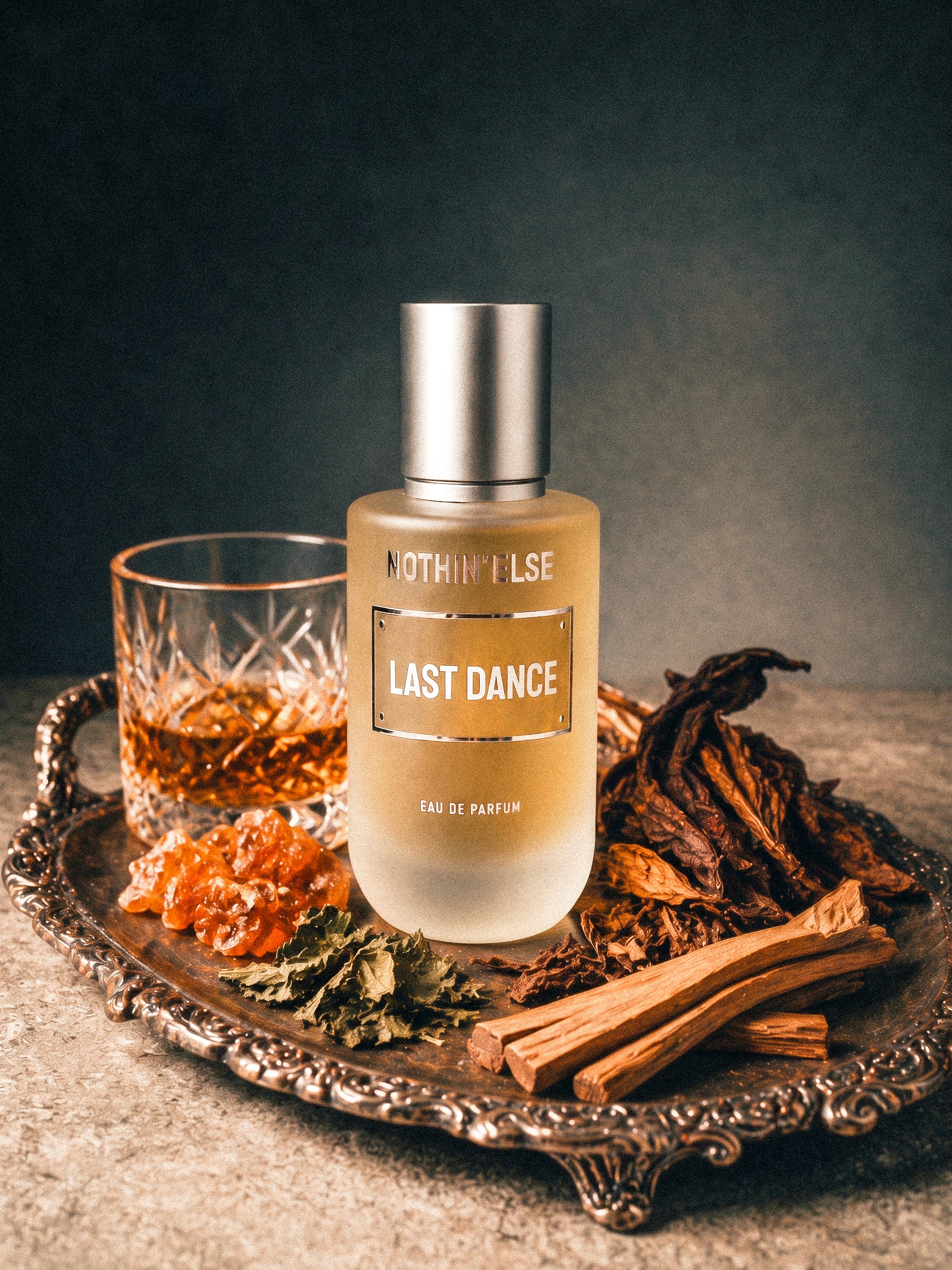Nothin'else Last Dance surrounded by its own notes. Sandalwood, cedarwood, patchouli, whisky, rhum, tobacco